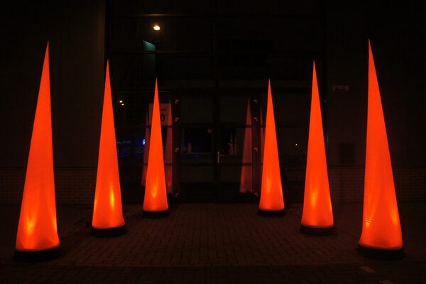 2.5m hoge lichtpilaren in kegel vorm direct online bestellen bij JB Inflatables Nederland. Koop stijlvolle en makkelijke opblaasbare kegel vormige lichtpilaren voor elke evenement