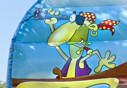 Opblaasbare mega slide in thema Piraten world met 3D-obstakels bestellen voor kids. Koop opblaasbare glijbanen nu online bij JB Inflatables Nederland 