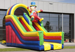 Unieke multifunctionele glijbaan in clown thema met een plonsbad, indrukwekkend 3D object, frisse kleuren en de 3D obstakels voor kinderen bestellen. Koop opblaasbare glijbanen nu online bij JB Inflatables Nederland