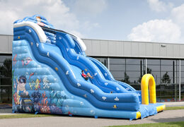 Opblaasbare glijbaan in thema Wave met golvend glij-oppervlak en leuke onderwaterwereldprints voor kids bestellen. Koop opblaasbare glijbanen nu online bij JB Inflatables Nederland