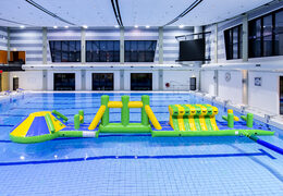 Glijbaan zwembad adventure run groen/blauw 16m met uitdagende obstakel objecten en ronde slide voor zowel jong als oud bestellen. Koop opblaasbare waterattracties nu online bij JB Inflatables Nederland