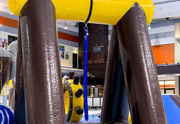 Koop luchtdichte piraten speeleiland in thema piraten met een liaan, klimtoren ronde glijbaan en obstakels voor zowel jong als oud. Bestel opblaasbare waterattracties nu online bij JB Inflatables Nederland 