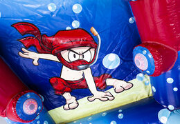Luchtdichte IPS Ninja Splash met een waterspuit voor zowel jong als oud kopen. Bestel opblaasbare IPS Ninja attracties nu online bij JB Inflatables Nederland 