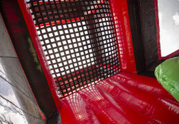 Opblaasbare 40 meter lange rood zwarte mega alligator stormbaan bestellen. Koop opblaasbare stormbanen nu online bij JB Promotions Nederland