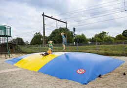 Op maat gemaakte opblaasbare airmountain in thema speeltuin kopen. Bestel opblaasbare springbergen nu online bij JB Inflatables Nederland