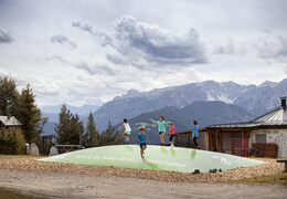 Maatwerk St. Vigil thema airmountain voor kinderen te koop. Bestel op maat gemaakte springbergen bij JB Inflatables Nederland