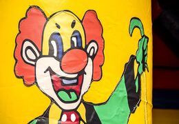Standaard luchtkussen kopen in circus thema met mooie animaties zowel op de buiten als binnen wanden en op de pilaren voor kinderen. Bestel luchtkussens online bij JB Inflatables Nederland