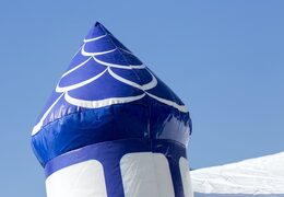 Mini overdekt springkasteel in een kleuren combinatie van blauw en wit in kasteel thema voor kinderen kopen. Bestel springkastelen online bij JB Inflatables Nederland
