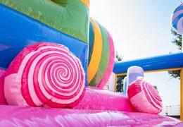 Bestel groot opblaasbaar springkussen in candyland thema voor kinderen. Koop springkussens online bij JB Inflatables Nederland 