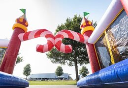 World circus springkussen met meerdere glijbanen en allerlei obstakels met prints die passen bij het thema bestellen voor kinderen. Koop springkussens online bij JB Inflatables Nederland 