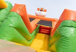 Bestel opblaasbaar springkasteel in thema jungle met meerdere glijbanen en allerlei leuke obstakels met prints voor kids. Koop springkastelen online bij JB Inflatables Nederland 