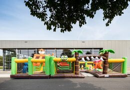 Opblaasbaar springkussen in thema jungle met meerdere glijbanen en allerlei leuke obstakels met prints die bij het thema passen kopen voor kids. Bestel springkussens online bij JB Inflatables Nederland 