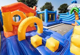 Bestel opblaasbaar springkasteel in thema seaworld met meerdere glijbanen en allerlei leuke obstakels met prints voor kids. Koop springkastelen online bij JB Inflatables Nederland 
