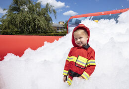 Opblaasbaar bubble park met schuim in brandweer thema te kopen voor kids