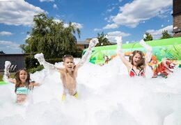 Inflatable schuim bubble boarding in jungle thema voor kids bestellen