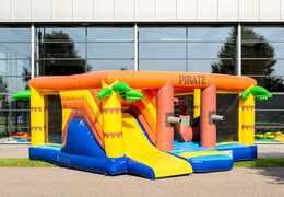 Overdekt multiplay piraat springkasteel in een beperkte hoogte van 2,74 meter en met een glijbaan kopen voor kinderen. Bestel springkastelen online bij JB Inflatables Nederland