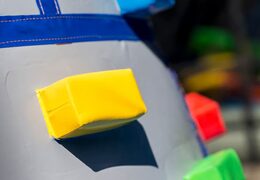 Opblaasbaar overdekt springkasteel in thema kasteel met een glijbaan op het springvlak, klimtoren en leuke obstakels voor kids. Koop springkastelen online bij JB Inflatables Nederland