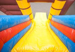 Opblaasbaar multiplay piratenboot springkasteel met een glijbaan in het midden en 3D objecten kopen voor kinderen. Bestel springkastelen online bij JB Inflatables Nederland