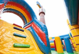 Groot opblaasbaar overdekt piratenboot multiplay springkasteel met glijbaan bestellen in lego thema voor kids. Koop springkastelen online bij JB Inflatables Nederland