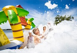 Open Bubble park Hawaii met een schuimkraan te gebruiken voor kids. Bestel opblaasbare springkastelen bij JB Inflatables Nederland