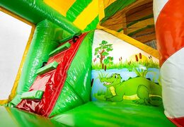 Koop Jungleworld springkussen in een uniek design met twee ingangen, een glijbaan in het midden en 3D objecten voor kids. Bestel springkussens online bij JB Inflatables Nederland