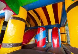 Opblaasbaar multiplay piraat springkussen met een glijbaan in het midden en 3D objecten kopen voor kinderen. Bestel springkussens online bij JB Inflatables Nederland
