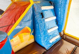 Multiplay XXL Piraat luchtkussen in een uniek design met twee ingangen, een glijbaan in het midden en 3D objecten bestellen voor kinderen. Koop luchtkussens online bij JB Inflatables Nederland