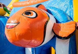 Overdekt maxifun super springkussen met glijbaan in thema seaworld bestellen voor kinderen. Koop springkussens online bij JB Inflatables Nederland