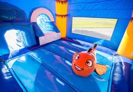 Opblaasbaar overdekt maxifun springkussen bestellen in thema super nemo voor kinderen. Koop springkussens nu online bij JB Inflatables Nederland