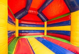 Standaard springkussen kopen in circus thema met mooie animaties zowel op de binnen- en buitenwanden  en op de pilaren voor kinderen. Bestel springkussens online bij JB Inflatables Nederland