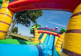 Bestel Drop & Slide Jungle Springkussen met dubbel glijbaan voor kinderen. Koop springkussens online bij JB Inflatables Nederland 