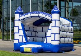 Klein overdekt springkussen in een kleuren combinatie van blauw en wit in kasteel thema voor kinderen te koop. Bestel springkussens nu online bij JB Inflatables Nederland