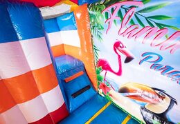 Bestel opblaasbaar multiplay springkasteel met aan de bovenkant een 3D object van een flamingo bij JB Inflatables Nederland. Koop springkastelen online bij JB Inflatables Nederland