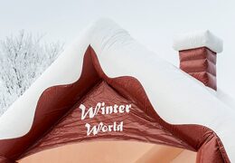 Skihut winterworld springkastelen met een 3D schoorsteen aan de bovenkant voor kinderen. Springkastelen te koop online bij JB Inflatables Nederland