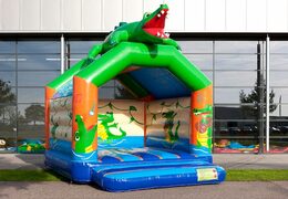 Standaard springkussen met een 3D object van een krokodil aan de bovenkant kopen voor kinderen. Bestel springkussen online bij JB Inflatables Nederland