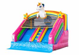 Waterglijbaan springkasteel met bovenop een 3D object van een grote unicorn bestellen bij JB Inflatables Nederland. Koop nu springkastelen online bij JB Inflatables Nederland 