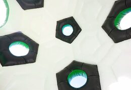 Super ronde springkasteel overdekt kopen in voetbal thema voor kinderen. Koop springkastelen online bij JB Inflatables Nederland