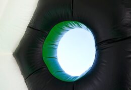 Groot springkasteel rond overdekt kopen in voetbal thema voor kinderen. Koop springkastelen online bij JB Inflatables Nederland