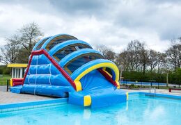 Opblaasbare glijbaan op maat gemaakt voor in een buiten zwembad kopen voor kinderen