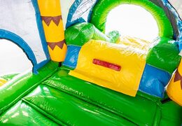 Klein multiplay opblaasbare jungle springkussen met glijbaan voor kinderen te koop. Bestel opblaasbare springkussens online bij JB Inflatables Nederland