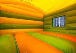 Koop maxi multiplay springkussen in thema jungle met een glijbaan voor kids bij JB Inflatables Nederland.  Bestel nu online springkussens bij JB Inflatables Nederland