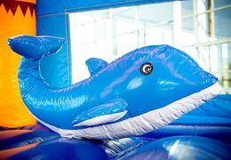 Opblaasbaar overdekt maxifun super springkasteel in de felle kleuren en leuke 3D figuren in strand thema voor kinderen kopen. Bestel springkastelen online bij JB Inflatables Nederland