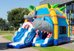 Overdekt maxifun super springkussen met glijbaan in thema haai bestellen voor kinderen. Koop springkussens online bij JB Inflatables Nederland