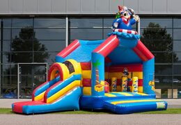 Opblaasbaar overdekt multiplay multifun springkussen met glijbaan bestellen in thema piraat voor kinderen. Koop springkussens online bij JB Inflatables Nederland