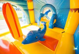 Opblaasbaar overdekt multifun super springkasteel in de felle kleuren en leuke 3D figuren in beach thema voor kinderen kopen. Bestel springkastelen online bij JB Inflatables Nederland