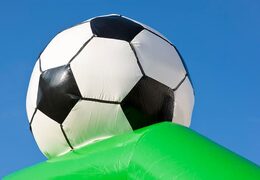 Multifun luchtkussen met een opvallend 3D voetbal figuur aan de bovenkant en een glijbaan bestellen voor kids. Koop luchtkussens online bij JB Inflatables Nederland