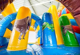 Multiplay amazon safari luchtkussen met een glijbaan, leuke objecten op het springvlak en opvallende 3D objecten kopen voor kids. Bestel opblaasbare luchtkussens online bij JB Inflatables Nederland