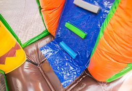 Multiplay Dinoworld springkussen met een glijbaan, leuke objecten op het springvlak en opvallende 3D objecten bestellen voor kids. Koop opblaasbare springkussens online bij JB Inflatables Nederland