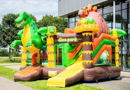 Middelmatig overdekt opblaasbaar multiplay springkussen met glijbaan kopen in thema dinoworld voor kinderen. Bestel opblaasbare springkussens online bij JB Inflatables Nederland