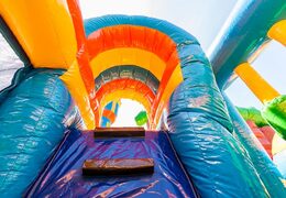 Overdekt opblaasbaar multiplay springkasteel met glijbaan kopen in sprookjes thema voor kids. Bestel opblaasbare springkastelen online bij JB Inflatables Nederland